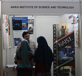 Dr. Davis explaining NAIST to visitors (1)