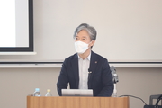 演壇の塩﨑学長